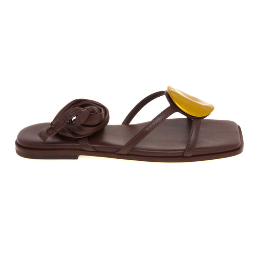 Sandalo flat Vic Matiè allacciato alla schiava con placca in metallo ottone