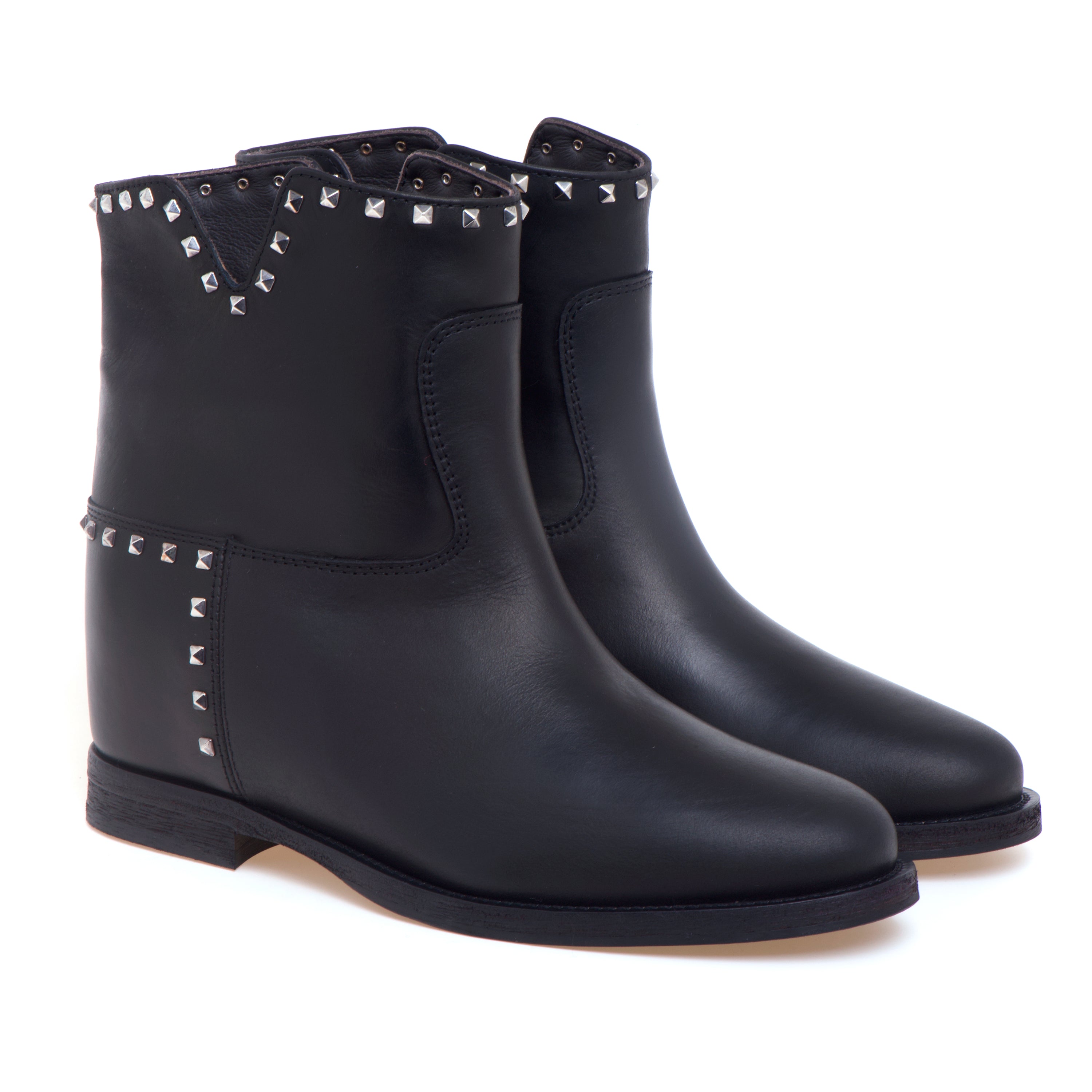 Biker con Dettagli Western Borchie Argentate e Punta Quadrata in Pelle - Calzature Biker con Dettagli Western Borchie Argentate e Punta Quadrata in Pelle - Calzature