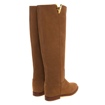 Stivale Via Roma 15 in camoscio con zeppa interna e "V" sfaccettata in metallo - 3