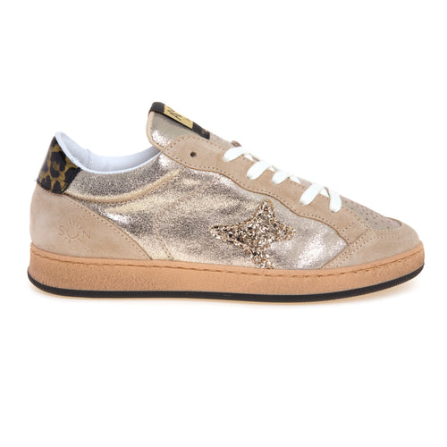 Sneaker Ama Brand modello Sun in suede laminato con logo glitter e talloncino maculato