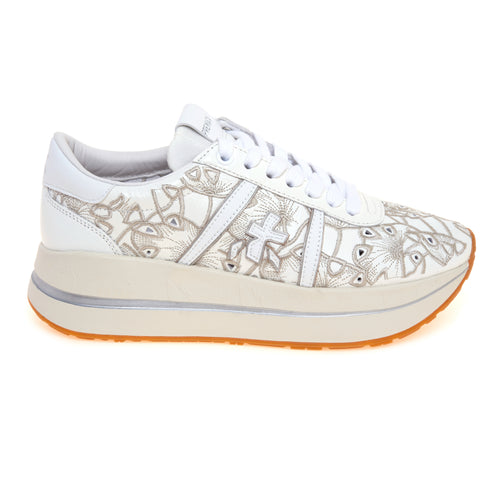 Sneaker Premiata Bethcoin in pelle foarata con ricami floreali