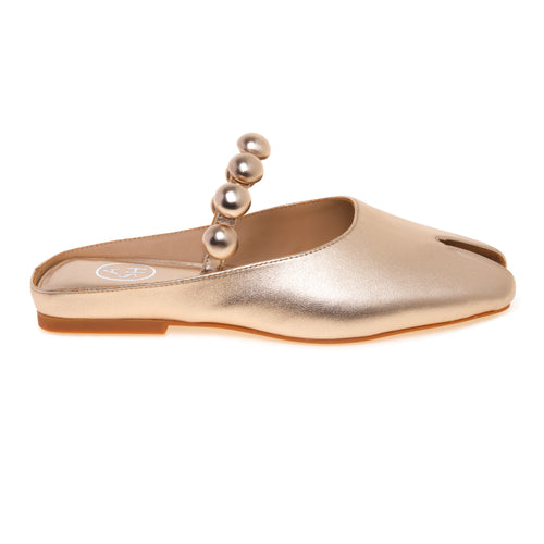 Sabot ASH Blanche in pelle con cinturino impreziosito con mezze sfere