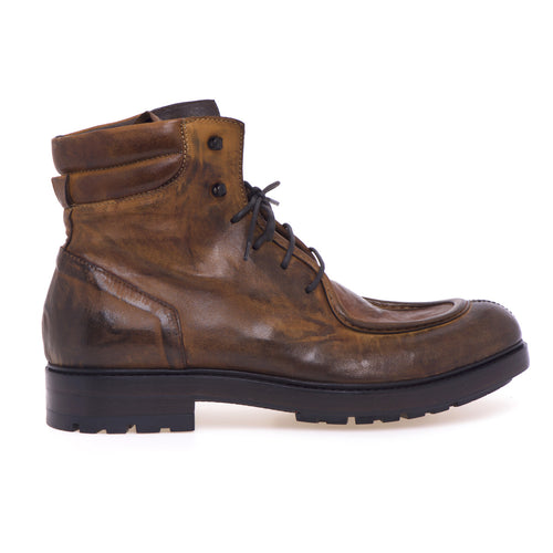 Pawelk's lace-up boot in aged leather