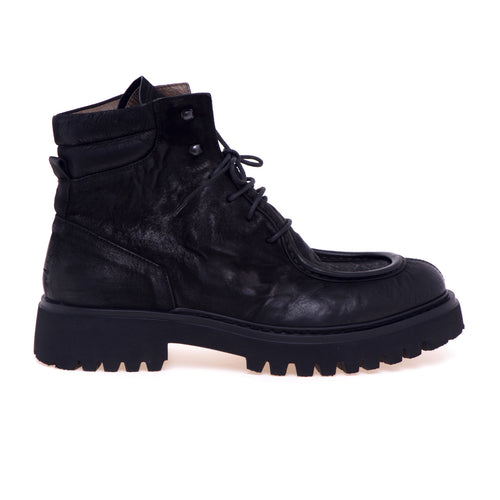 Pawelk's lace-up boot in aged leather with lug sole