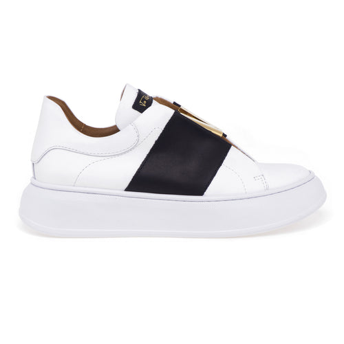 Via Roma 15 leather slip-on sneaker with black band and metal "V".