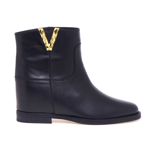 Via Roma 15 leather ankle boot with internal wedge and faceted "V".