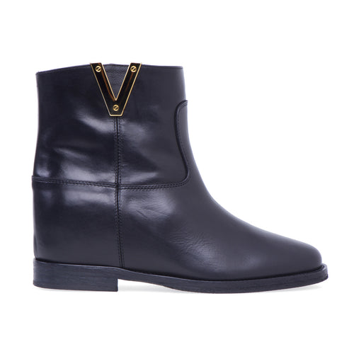 Via Roma 15 leather ankle boot with metal "V" accessory