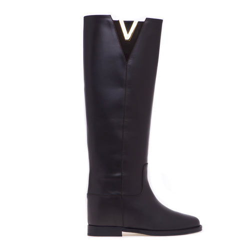 Via Roma 15 leather boot with slit and metal "V".